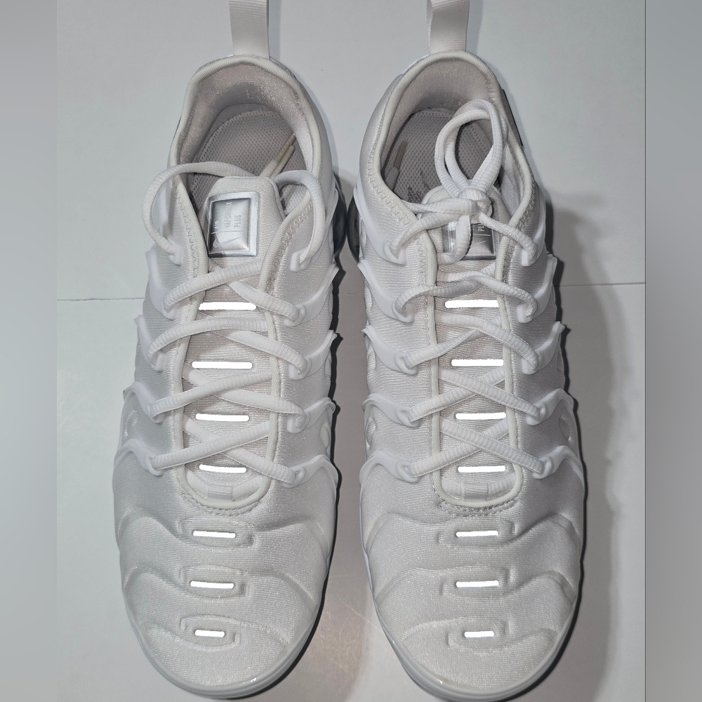NIKE VAPORMAX PLUS...